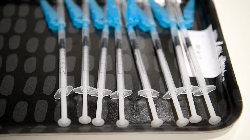 Vaccinering verkar vara smidigare i Spanien än i Sverige, menar skribenten. 