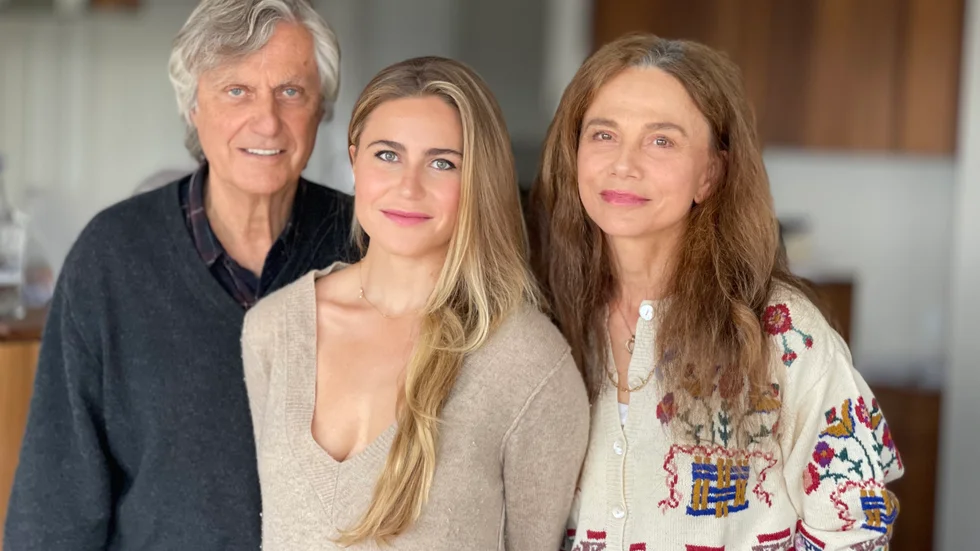 Lasse Hallström och Lena Olin gör film tillsammans med dottern Tora Hallström. Pressbild.