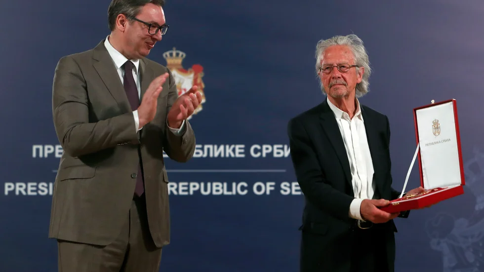 Österrikiske författaren Peter Handke tilldelas Karageorgevitjs stjärnas orden.