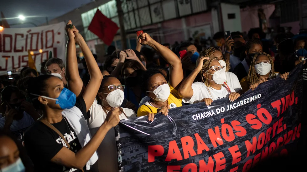 Boende demonstrerar mot polisens blodiga knarktillslag i torsdags, som krävde 28 liv i slumområdet Jacarezinho i Rio de Janeiro.