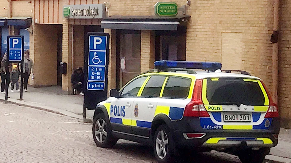 En polispatrull såg den berusade mannens iögonfallande parkering utanför Systembolaget i Vimmerby. Nu döms bilföraren till fängelse av Kalmar tingsrätt. Mannen är känd av polisen och tidigare dömt för liknande brott vid ett flertal tillfällen.