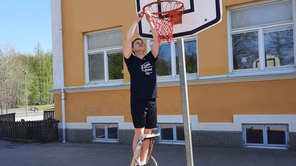 Henrik Wahlstrand Hyvönen, Motala baskets ordförande, sätter upp ett av de nya näten på skolgården på Skolgårda skola i Motala. 