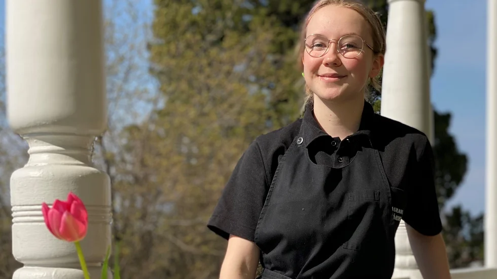 Matilda Danielsson, studerar första året på Restaurang- och livsmedelsprogrammet på Strömbackaskolan, och tycker det är jätteroligt att servera människor.
