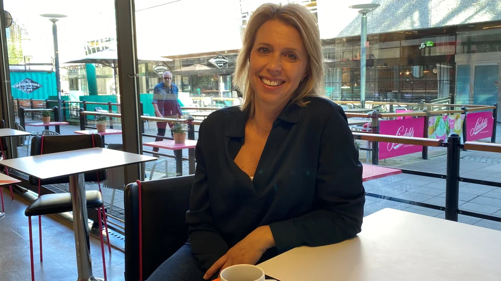Hos Pernilla Lindahl får kunderna fortsätta sitta ensamma vid borden oavsett om de väljer att fika inne eller ute.