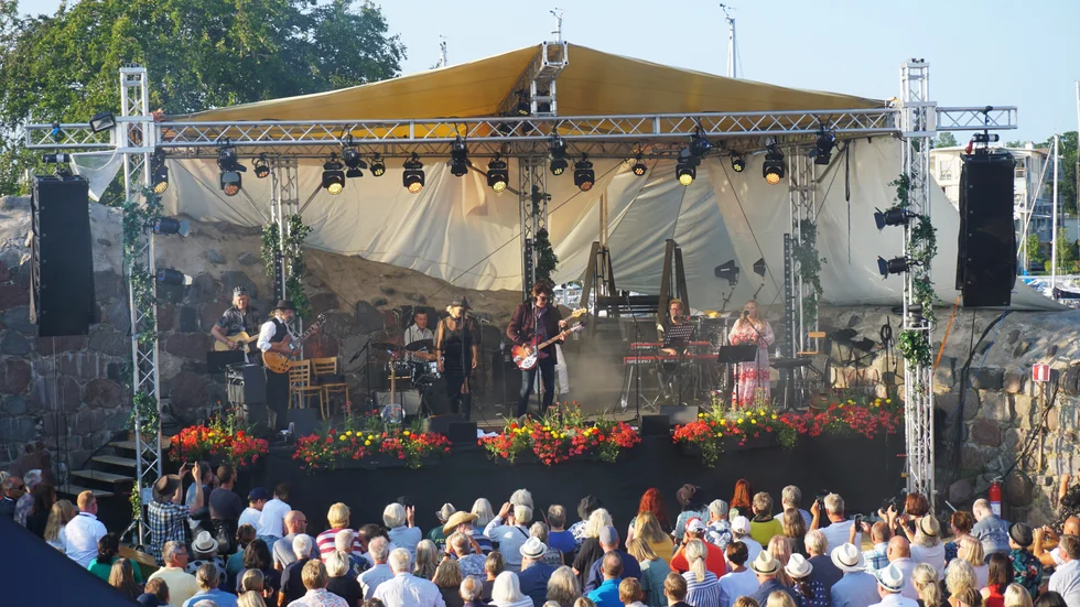 Festivalkvällen inleddes med en "fest totale" där en lång rad artister tillsammans uppträdde. "Vi är ett gäng goda vänner som saknat att spela tillsammans", sa Johan Johansson från scen.