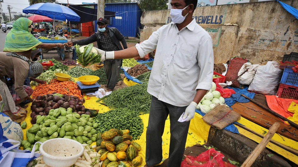 En grönsakshandlare i Bangalore i Indien. Arkivbild