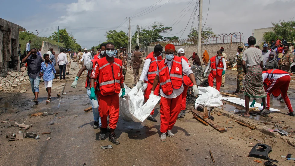 Offer i lördagens självmordsattack i Mogadishu bärs bort av vårdarbetare.