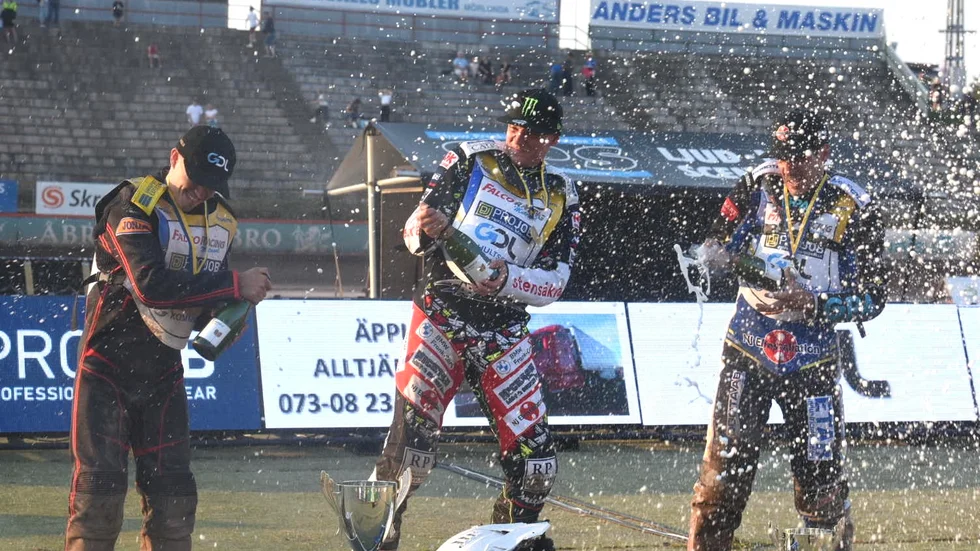 Fredrik Lindgren firar segern med medaljörerna Pontus Aspgren och Oliver Berntzon. 
