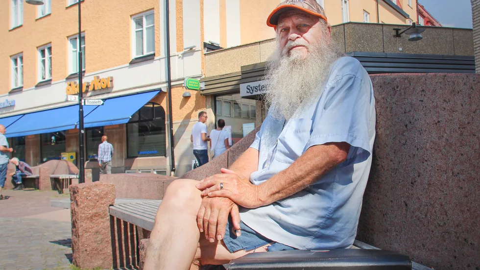 Biljetterna är bokade, väska packad. När Hallberg är i Albanien tar grannar och vänner hand om gården utanför Österåker.