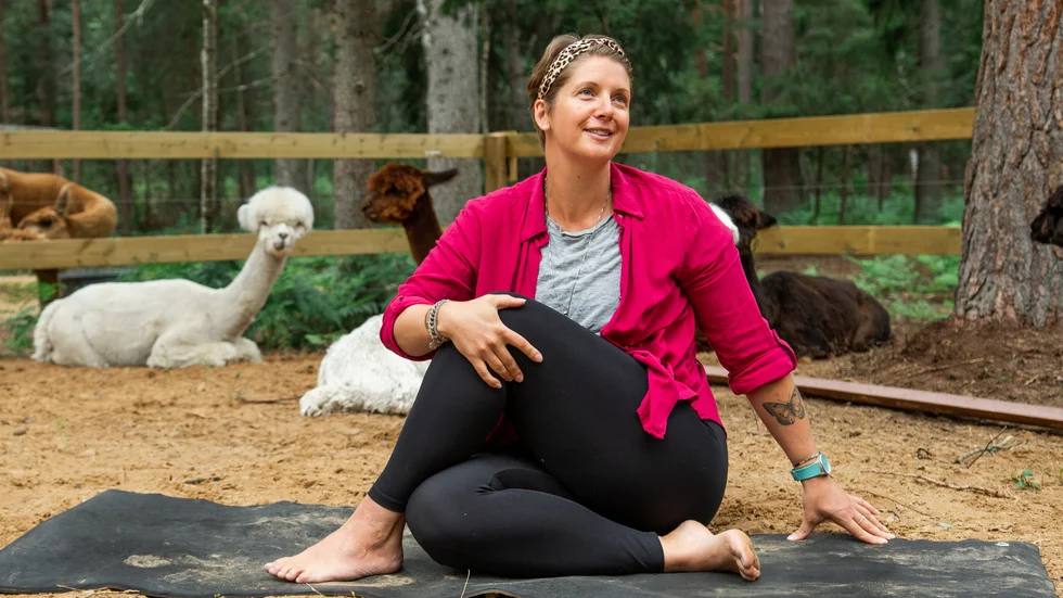 Annie Gardell är yogainstruktör och leder alpackayogan i Hejde varje fredag. Lugnet är viktigt för både djur och människor. 