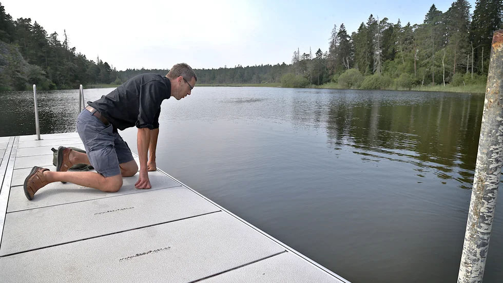 Det är klart vatten i Lojsta träsk, konstaterar marinarkeologen Niklas Eriksson som vill dyka i träsket för att åldersbestämma borgen Lojsta slott. Vid slottet kan ett avgörande slag ha stått i början av 1400-talet.
