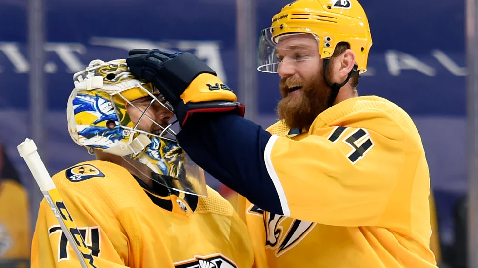 Nashvilles Mattias Ekholm, höger, och finländske målvakten Juuse Saros. Arkivbild.