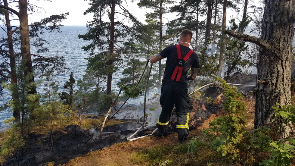 Här arbetar räddningstjänsten med att släcka branden i Kråkeryds naturreservat.