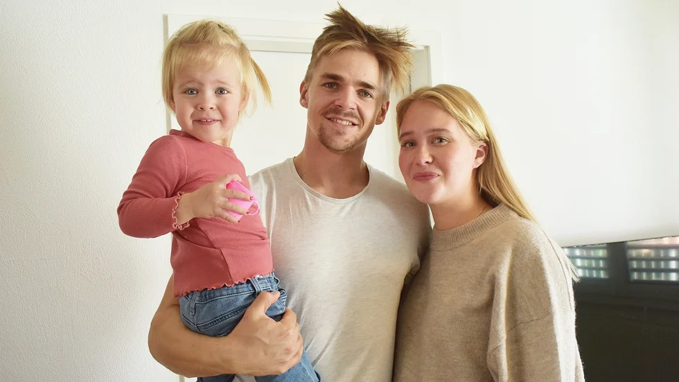 Familjen Djuse/Wole, i lägenheten, tio minuters bilväg från hallen i Rapperswil. De trivs med livet i Schwiez och i december väntas tillökning i familjen. 