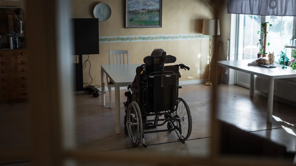 Hemtjänsttagaren gled ur rullstolen och bröt foten. Det dröjde ungefär ett dygn innan personen fick sjukhusvård. Bilden är tagen i ett annat sammanhang.