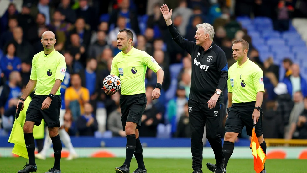 West Hams manager David Moyes vinkar till supportrarna efter bortasegern över sin gamla klubb Everton.