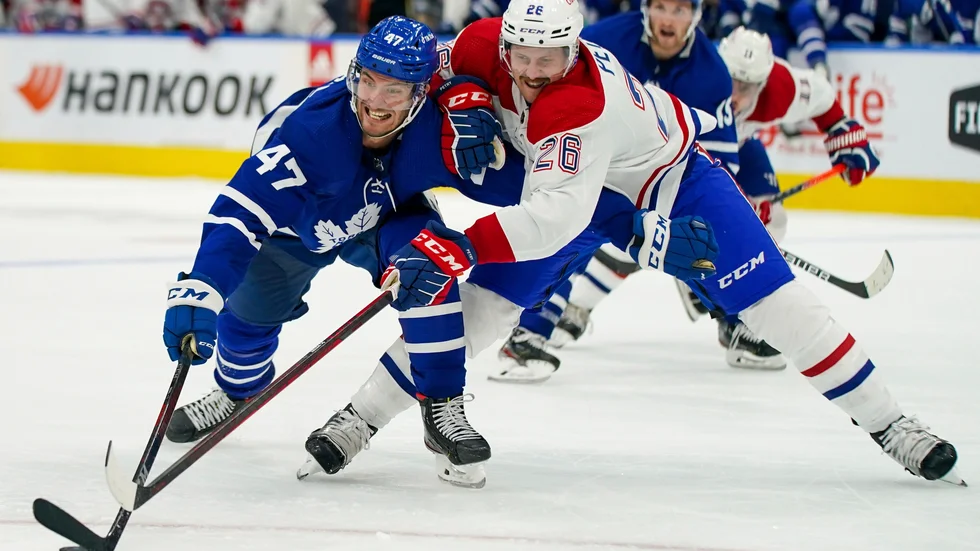 Torontos Pierre Engvall ligger steget före Montrealbacken Jeff Petry.