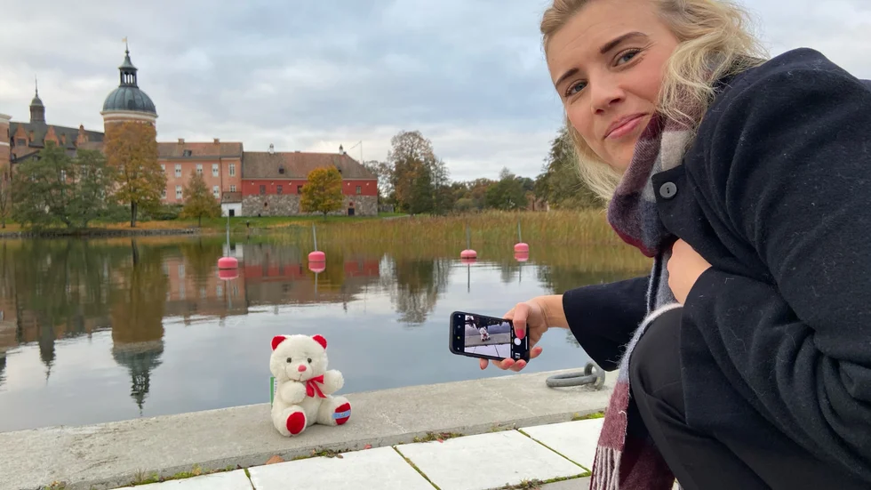 Lilly-Björn har fortfarande ett plåster på tassen, efter omhändertagandet på Södertälje sjukhus. Läraren Janni Vinberg har precis lämnat vidare nallen till eleverna i årskurs 2 på Mariefreds skola, som läser om ABC-klubben där idén kommer ifrån.