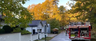 Omfattande rökskador efter nattlig brand i villa • Trolig brandorsak