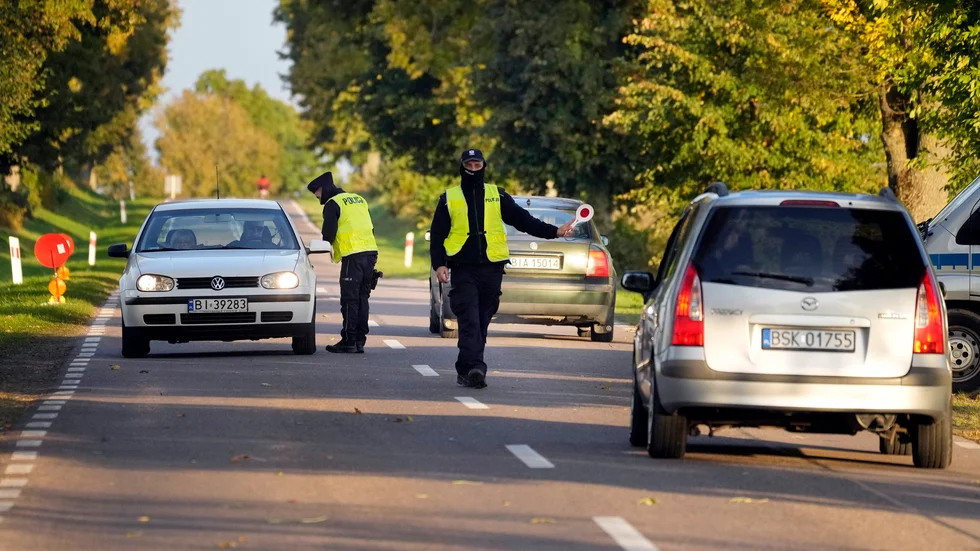 Polsk polis stoppar bilar vid gränsen mot Belarus. Arkivbild.