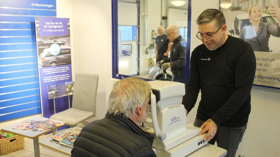 Optikern Danail Vasilev utför en synbesiktning på en kund hos Bilbesiktningen.