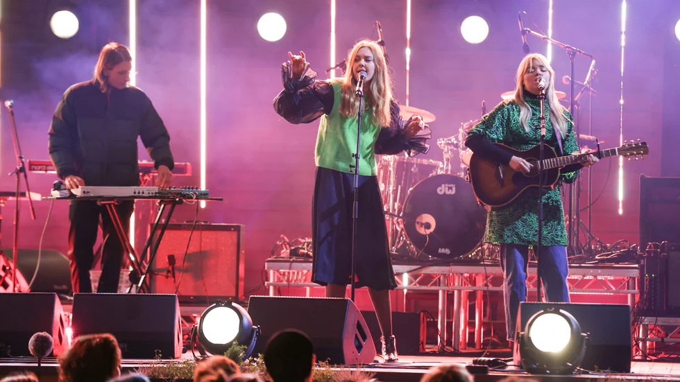 First Aid Kit uppträder i Kungsträdgården i Stockholm under konserten Climate Live.