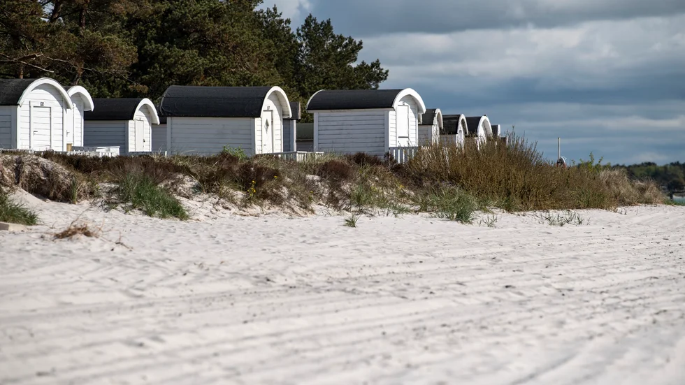 Badhytter vid strandkanten i Ljungskogen, inte långt från Skanör strand där gamla benrester hittades i april. Arkivbild.
