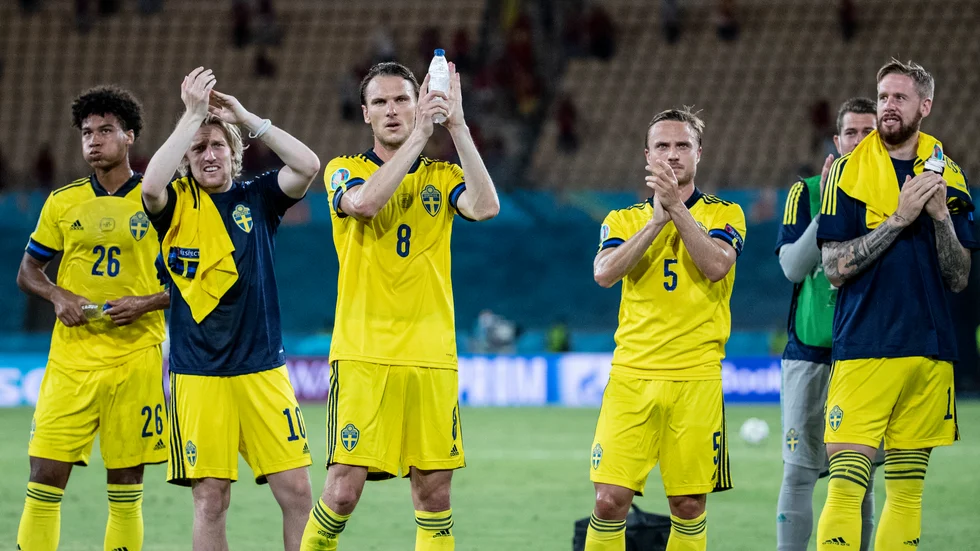 De svenska spelarna tackar publiken efter EM-matchen mot Spanien på Estadio La Cartuja i Sevilla.