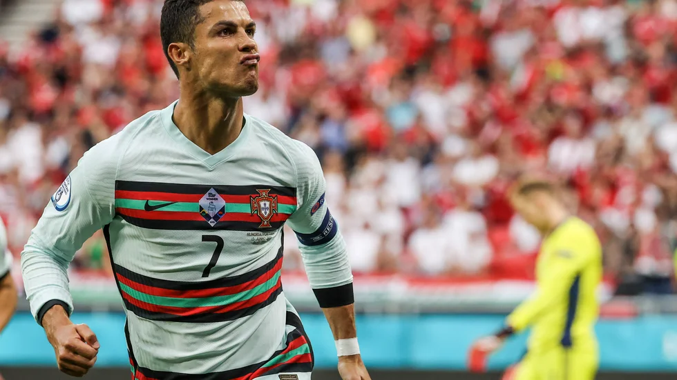 Cristiano Ronaldo jublar efter att ha gjort ett av sina två mål i 3–0-segern mot Ungern inför storpubliken i Budapest.