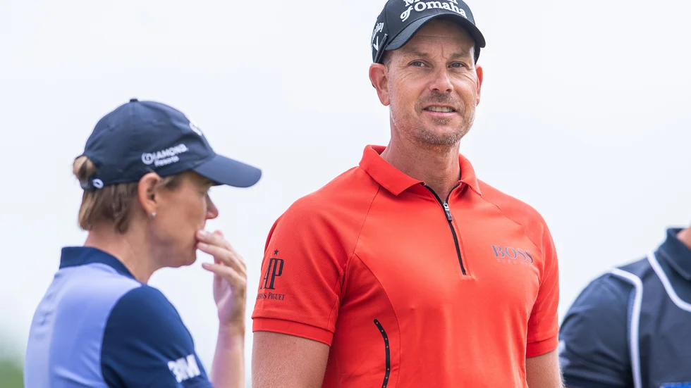 Annika Sörenstam och Henrik Stenson är värdar för veckans tourtävling Scandinavian Mixed där damer och herrar spelar emot varandra. Efter första dagen ligger Sörenstam på nedre delen av fältet, ett över par, och Stenson mitt i, två under par. Två spelare delar ledning på åtta under par.
