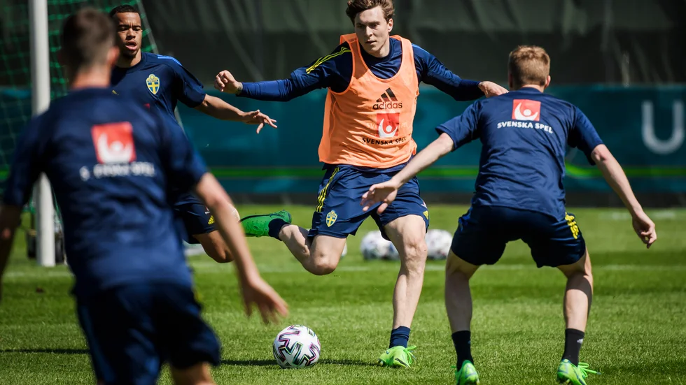 Victor Nilsson Lindelöf med bollen under ett av de intensiva träningspassen på baslägret i Göteborg.