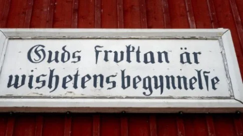 Skylten på Kjula skola som orsakat debatt.