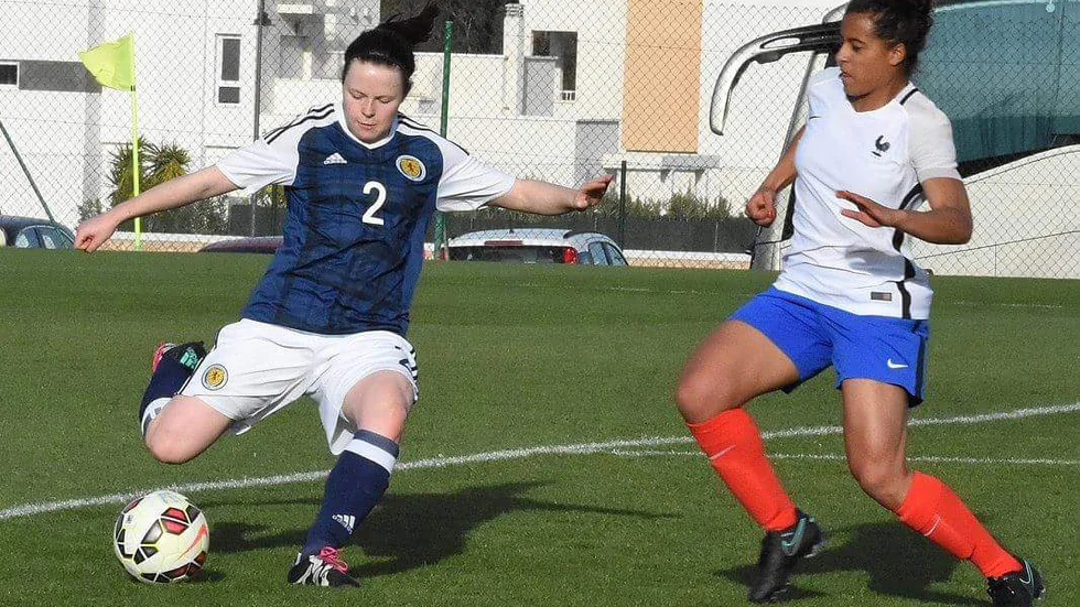 Cailin Michie lämnar Hibernian i Skottland för PIF.