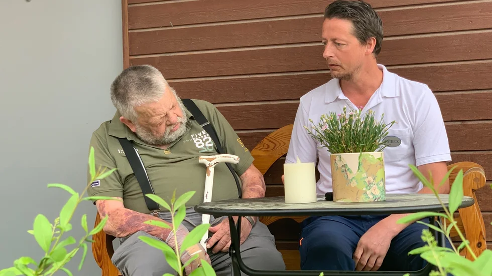 Åke och Patrick sitter ofta på uteplatsen och sjunger. 