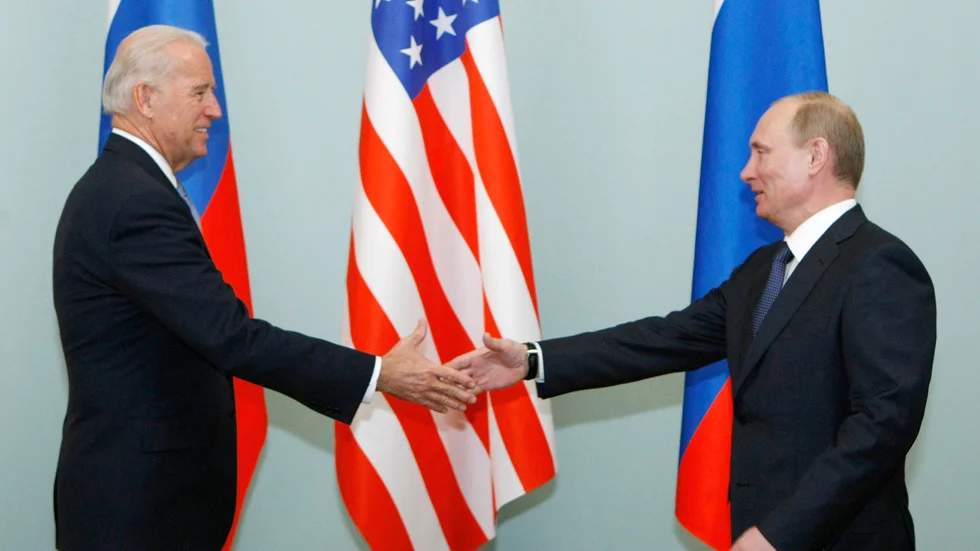 Den dåvarande amerikanske vicepresidenten Joe Biden träffade Rysslands dåvarande premiärminister Vladimir Putin i Moskva 2011. Snart möts de båda männen för första gången som presidenter.