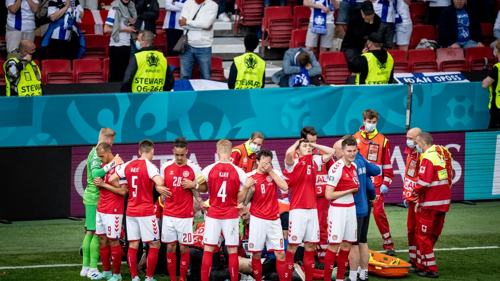 Danmarks spelare bildade en ring runt Christian Eriksen när han fick vård på planen.