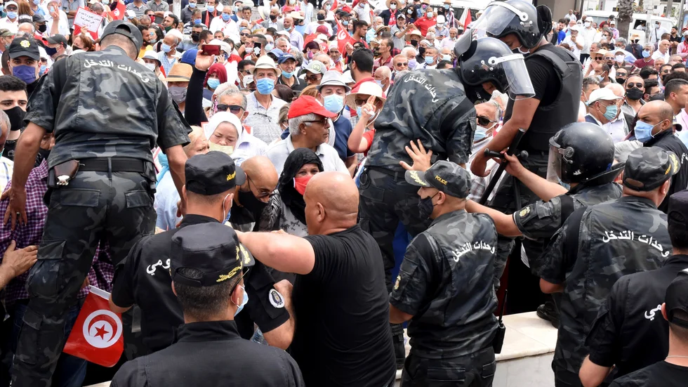 Poliser och demonstranter i Tunis i samband med protester mot höjda matpriser i början av månaden.