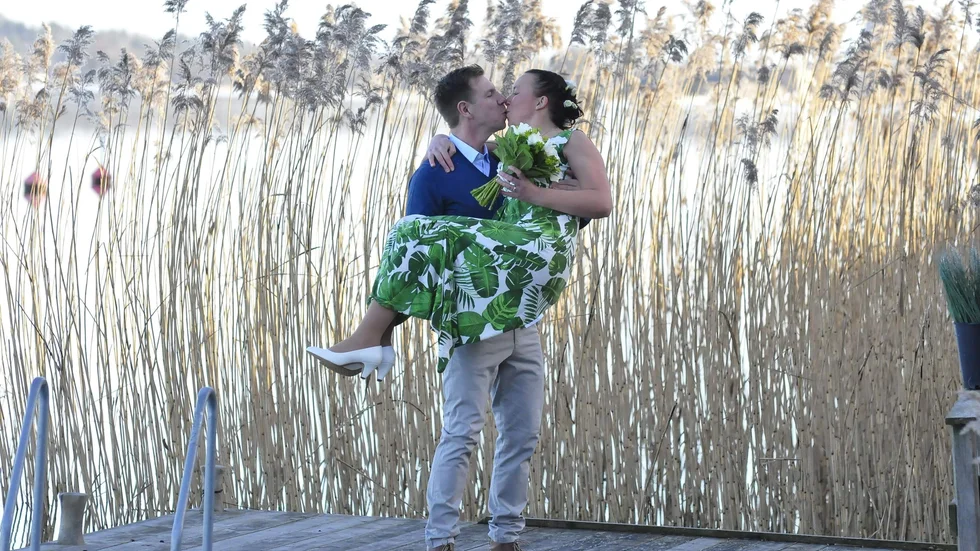 Björn Jarl och Lina Kinnander Jarl gifte sig innan pandemin tog fäste i Sverige och kunde då inte ana att deras planerade bröllopsfest skulle komma att bli inställd.
