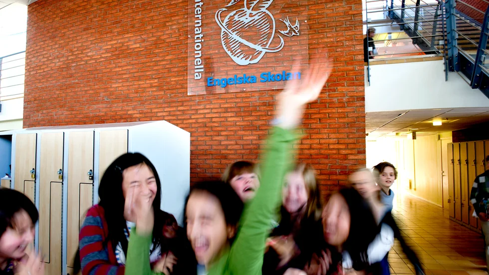Väntan på utredningen av Engelska skolan och beslutet om att vänta med att beställa en ny skola har gjort att en politisk strid har blossat upp.