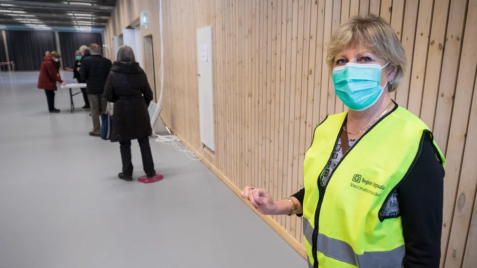 Elisabet Karlsten, verksamhetschef för covid-19-vaccinationer i Region Uppsala, säger att man räknar med att hinna vaccinera alla trots att flera lokaler stänger.