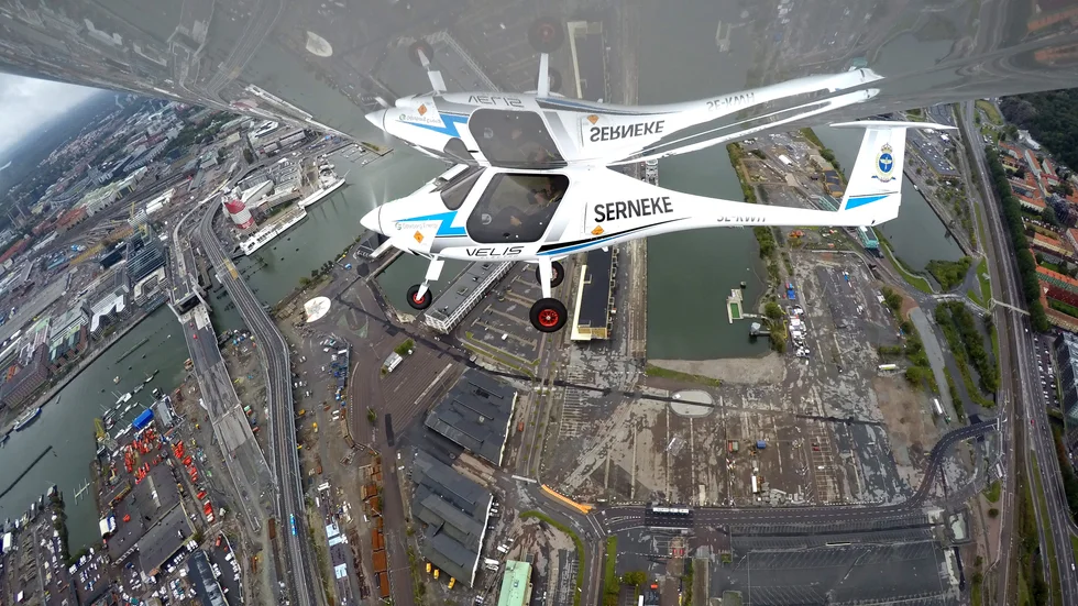 Elflygplanen är redan i luften. Som här en Pipistrel Velis Electro som flyger över Göteborg. Inom några år vill Skellefteå Airport bli först i landet med kommersiella flyglinjer med elflygplan.