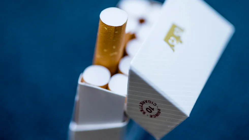 En 22-årig Motalabo har åtalats för bland annat grovt olaga hot. Bakgrunden uppges ha varit tjafs om en cigarett.