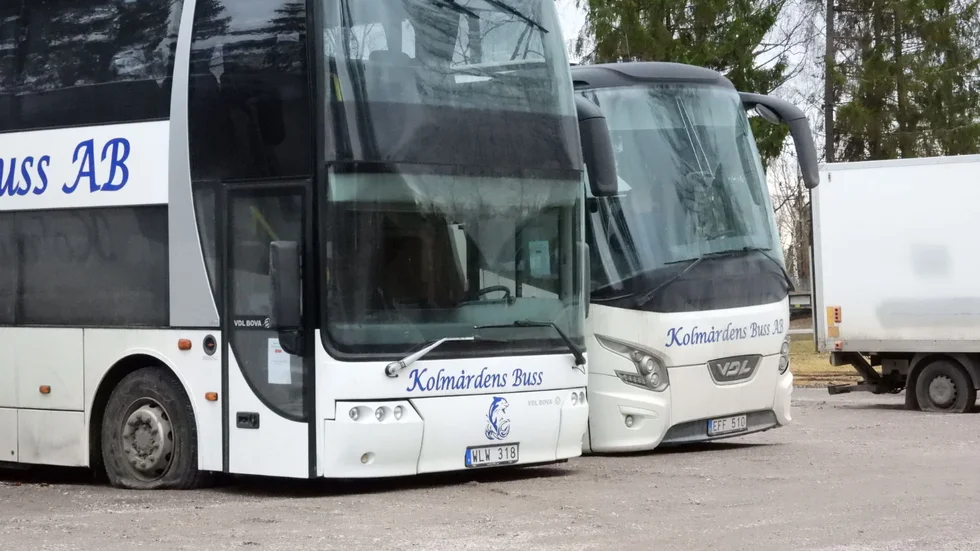 Omkring 60 däck på 16 fordon förstördes i den grova skadegörelsen mot Kolmårdsbuss.