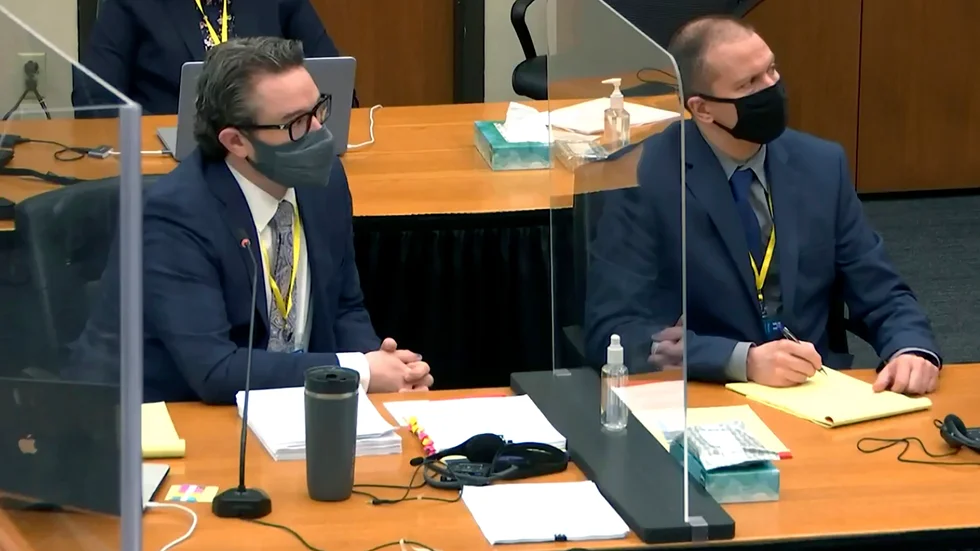 Ex-polisen Derek Chauvin, till höger, med sin försvarsadvokat Eric Nelson vid rättegången.