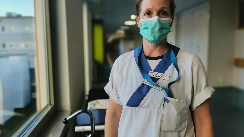 Brita Molander är i vanliga fall medicintekniskt ansvarig på avdelningen. Men nu får hon ta paus från det arbetet och fokusera helhjärtat på patienterna. 