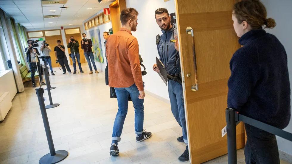 Åhörare och media följde förhandlingen i Uppsala tingsrätt på torsdagseftermiddagen där den misstänkte mannen häktades för våldtäkt.
