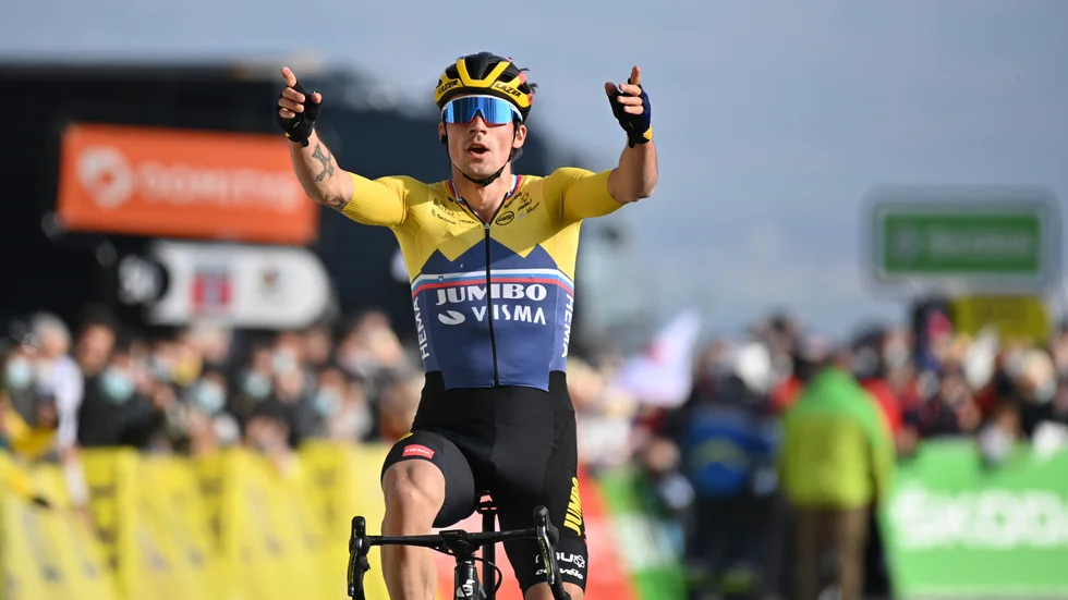 Primoz Roglic firar efter att ha vunnit den fjärde etappen.