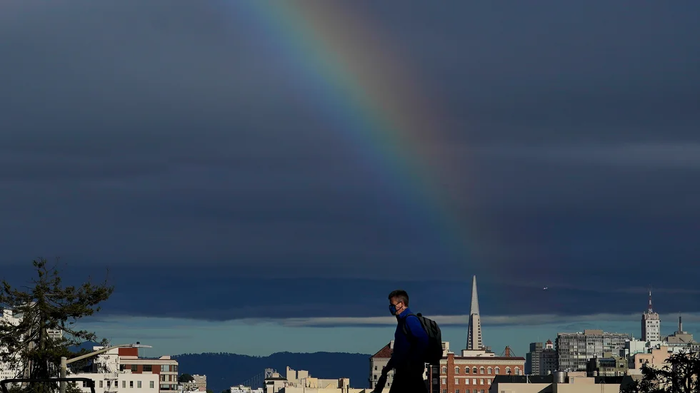 En man med munskydd korsar en gata i San Francisco, den 1 februari. Arkivbild.