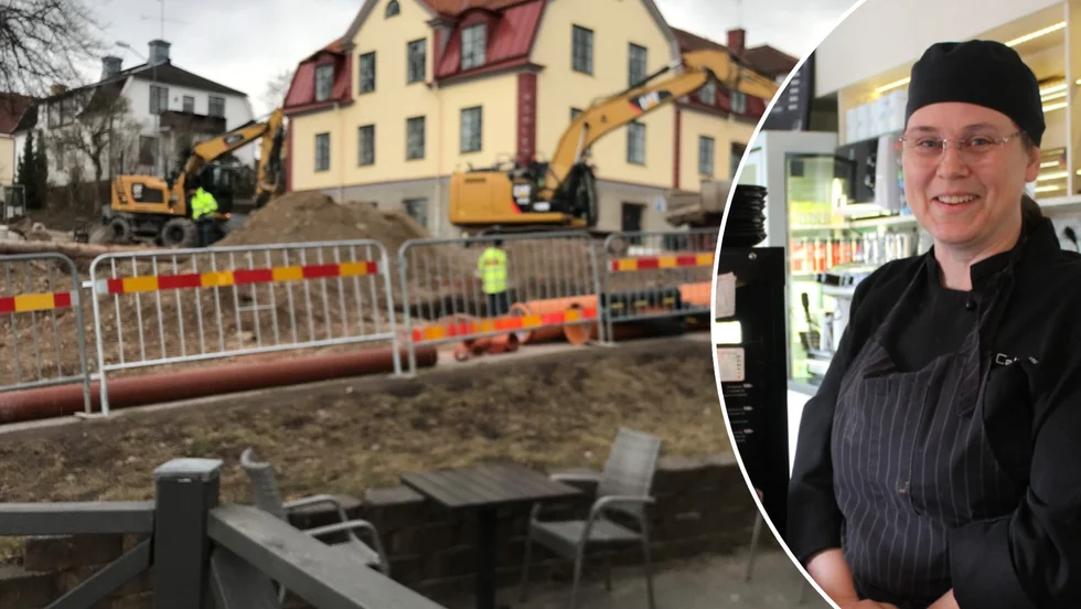 Från uteserveringen på Linnéas Konditori är det inte många meter till byggarbetsplatsen.