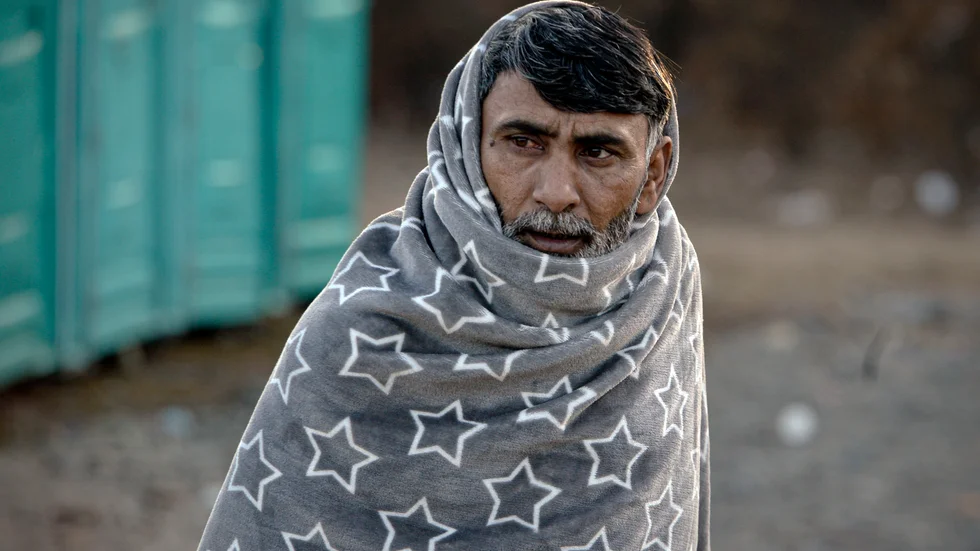 En man fryser i ett läger i Bosnien-Hercegovina, där många migranter och flyktingar fastnat under sina försök att nå in i EU. Arkivfoto.